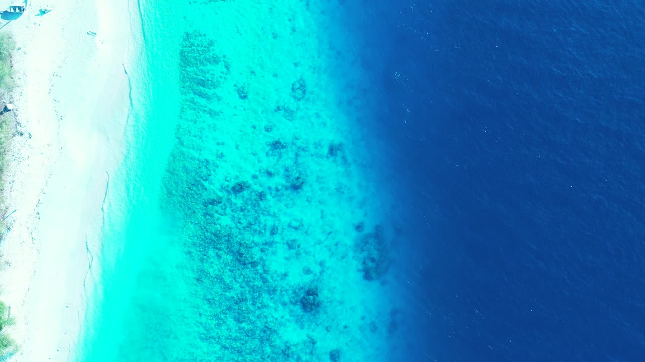 아름다운 넓은 모래사장과 청록색 바닷물 배경