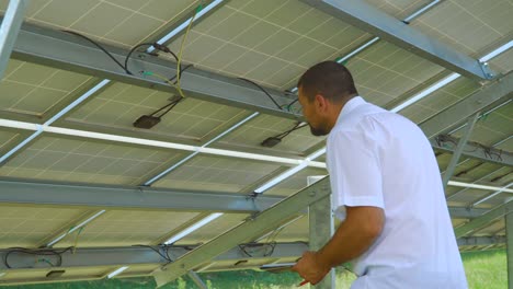 ingeniero comprobando el reverso de la batería solar