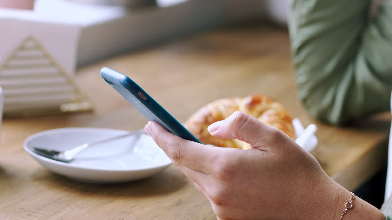 café, zoom o manos con el teléfono