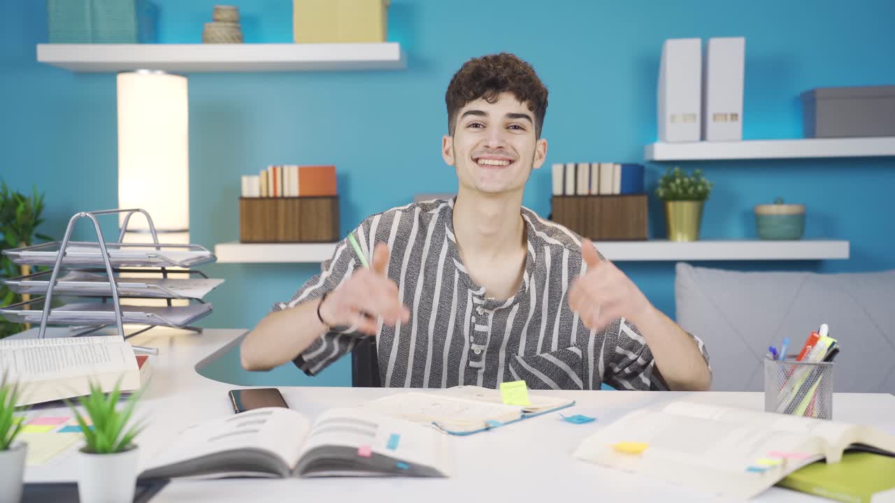 es un estudiante muy feliz de estudiar.