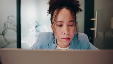 mujer de negocios trabajando en una computadora portátil en la oficina