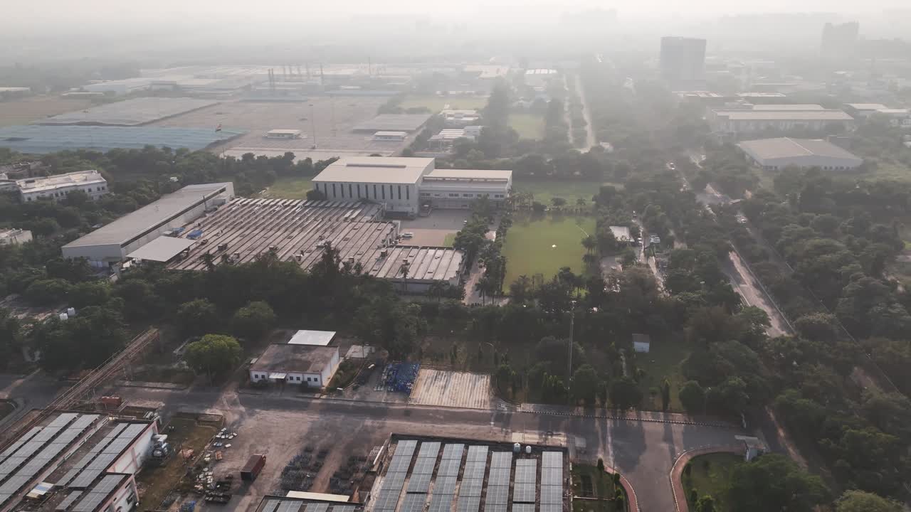Vista aerea di zona industriale con pannelli solari sui tetti