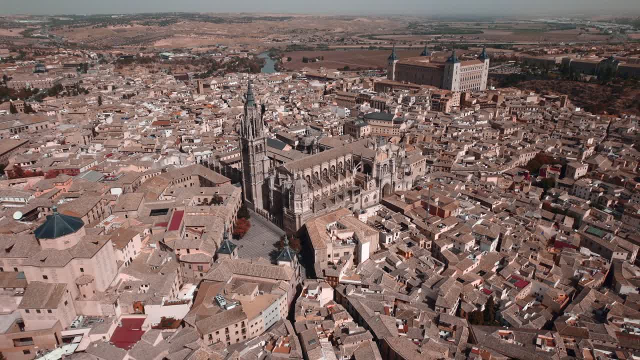 un dron hacia atrás de toledo y su catedral al amanecer