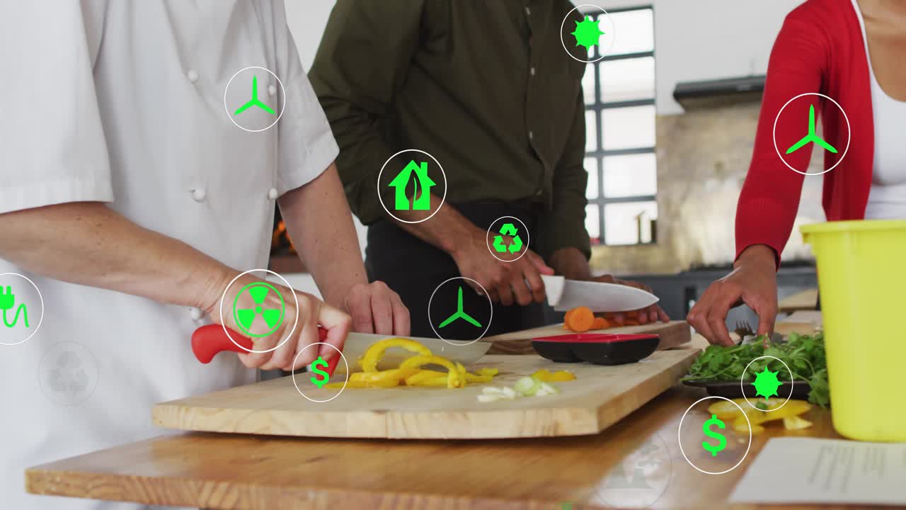 애니메이션 재활용 및 달러 아이콘이 친환경 요리를 묘사하는 가운데 팀이 조리대에서 야채를 다지고 있어요