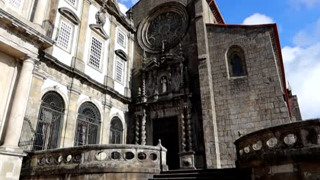 Explorando-La-Iglesia-De-San-Francisco,-Tiro-Inclinado-Hacia-Arriba-De-La-Fachada-Y-Relieves-Ornamentales