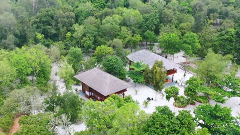 antena de casas privadas en la isla leebong en belitung indonesia rodeada por un denso bosque verde