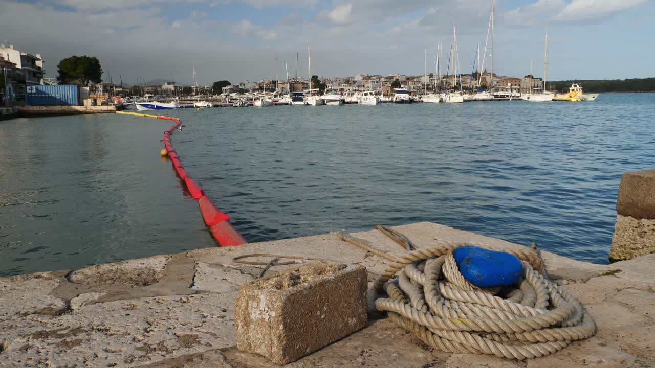 Tubi di contenimento per sversamenti inquinanti nel porto di Portocolom. Maiorca, Spagna.