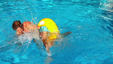 Joven-Chapoteando-Y-Divirtiéndose-En-La-Piscina