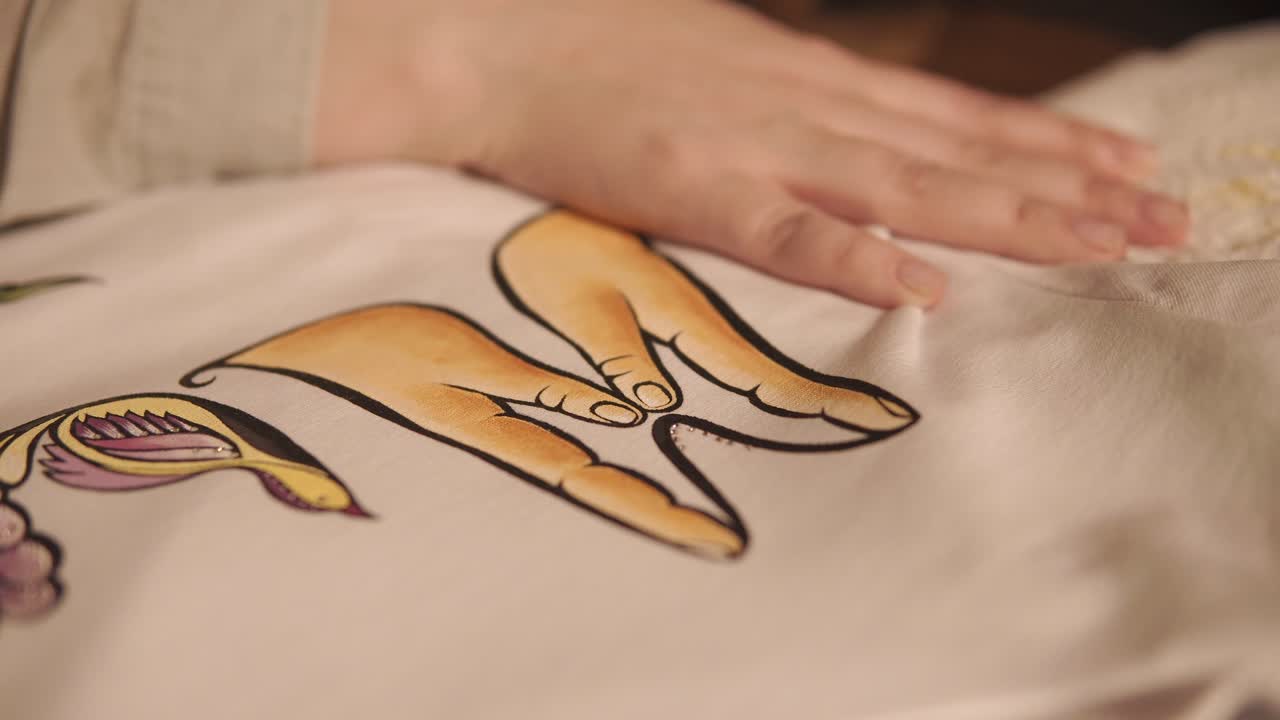 티셔츠 에 디자인 을 그리는 클로즈업