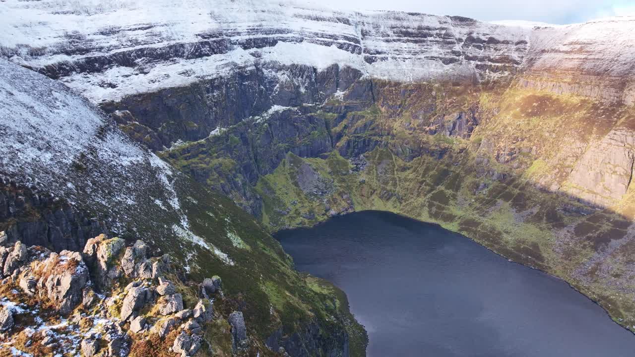 Storslåede irske bjerge om vinteren, luftfoto der kredser om Coumshingaun-søen højt oppe fra South Ridge, storslåede steder i Waterford