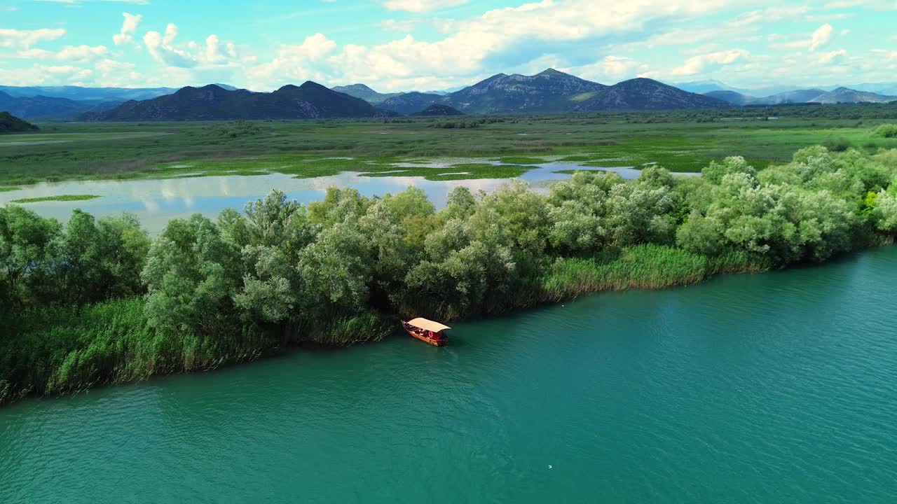 Splendido paesaggio del lago di Scutari situato al confine tra Albania e Montenegro, Parco nazionale del lago di Scutari, ripresa aerea
