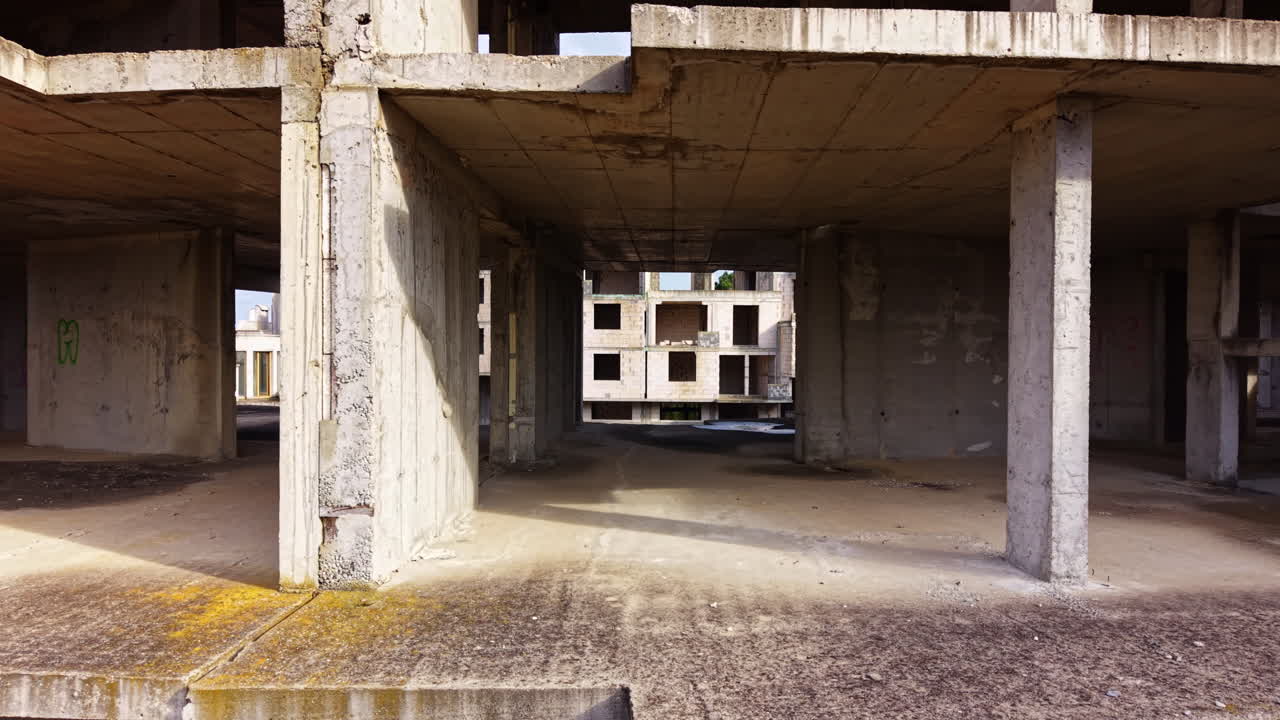 Het verkennen van de beklemmende schoonheid van verlaten betonnen constructies in de schemering
