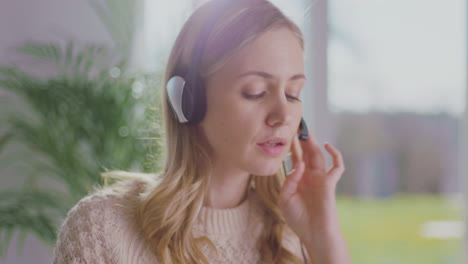 call center woman communicating