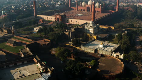 Tourists-At-Badshahi-Mosque-And-Lahore-Fort-At-Sunrise-In-Punjab,-Pakistan