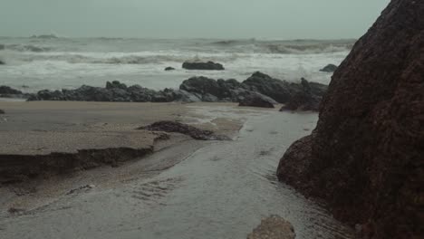 Filmische-Aufnahmen-Von-Rauen-Bedingungen-Auf-See