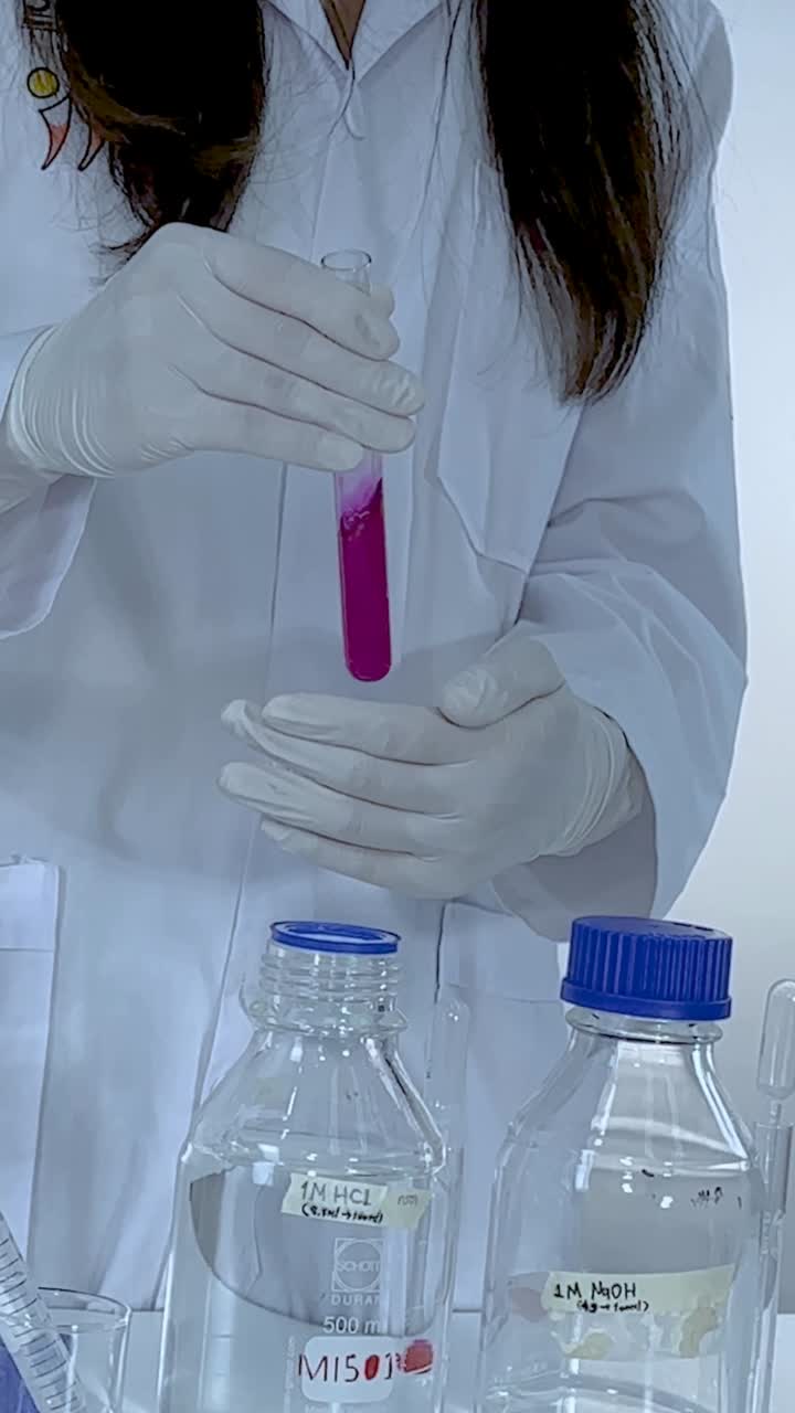 el científico demuestra el cambio de color con bases