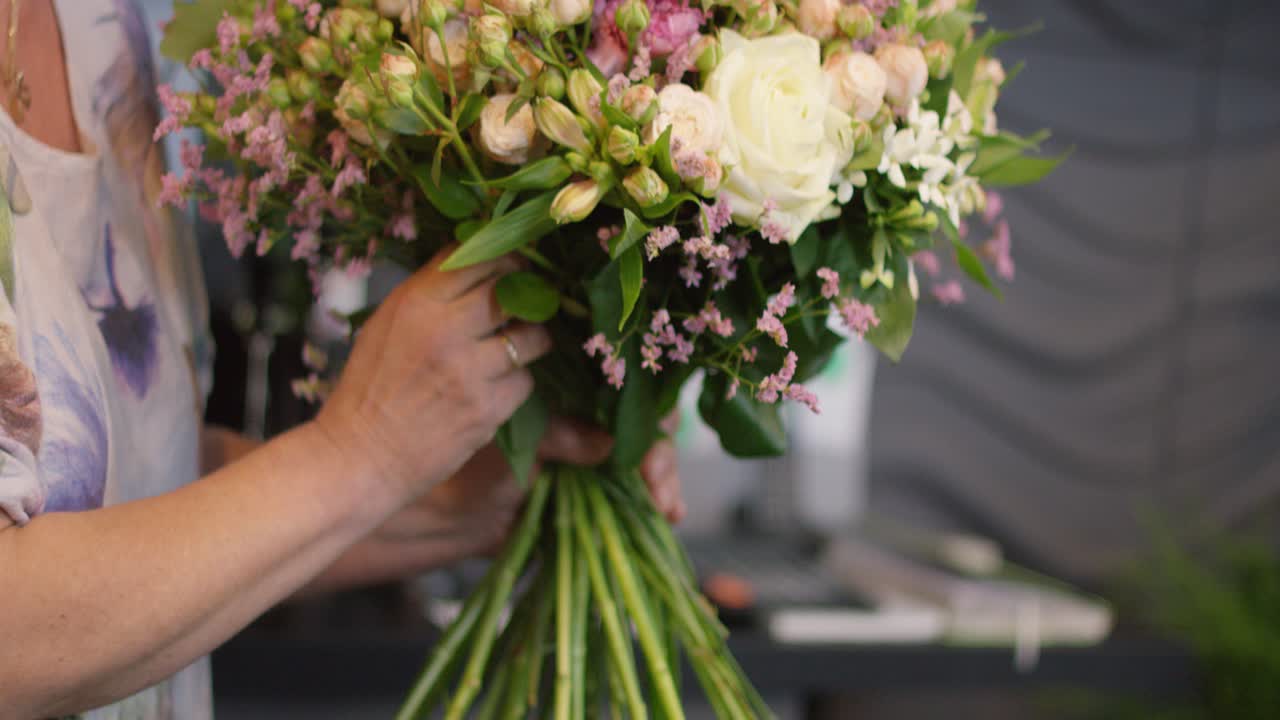 Professionista che tiene un bouquet