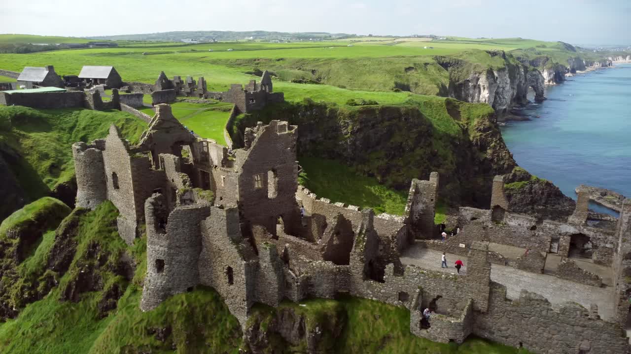 북아일랜드 북부 앤트림 카운티 해안의 부쉬밀스 (bushmills) 에 있는 던루스 성 (dunluce castle) 의 공중 촬영