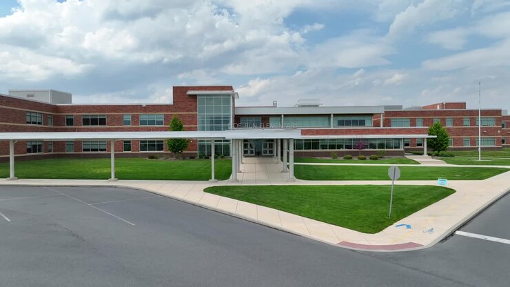 Ripresa aerea all'indietro della scuola elementare Doe Run chiusa in America.