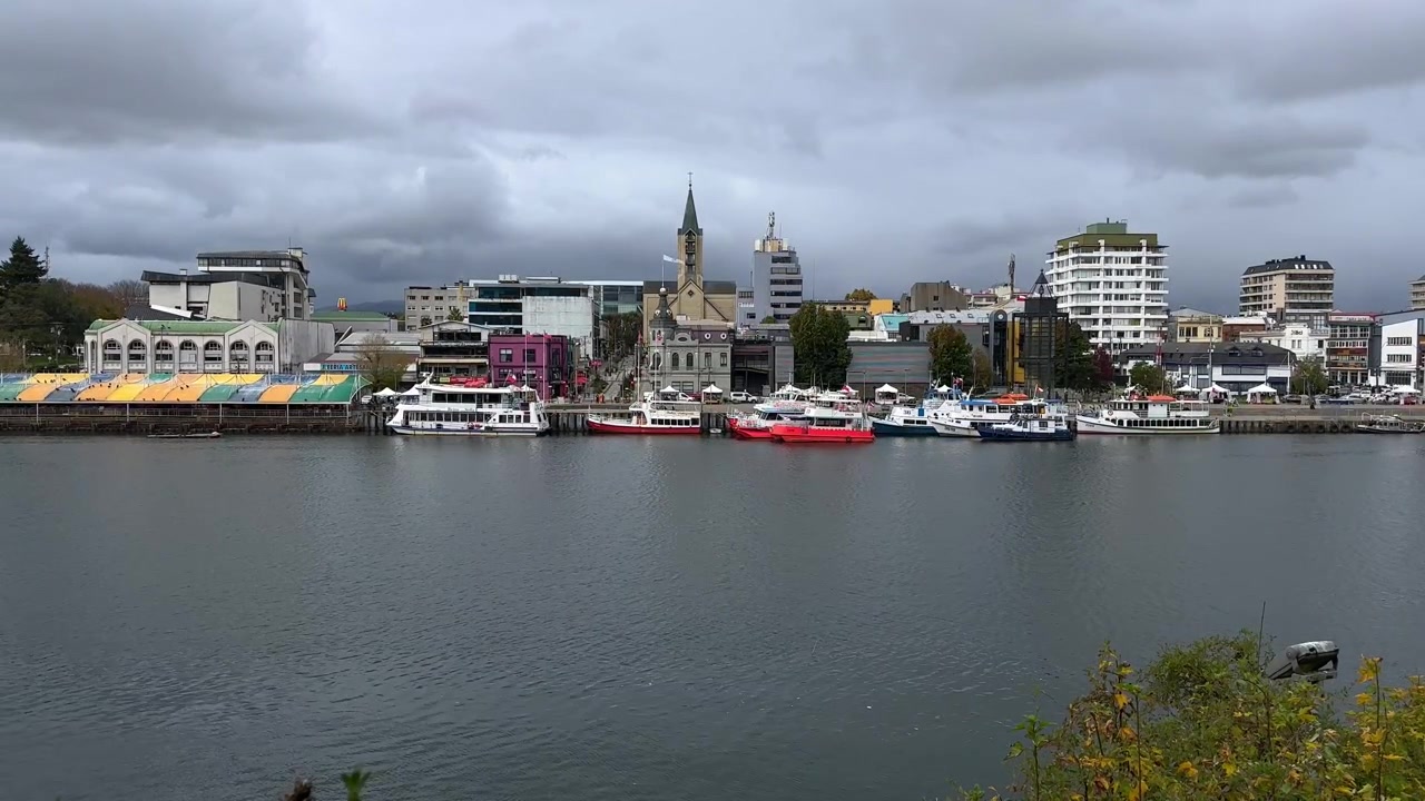 Barche ancorate sul fiume Calle Calle. La città di Valdivia sullo sfondo, Cile. Statico.