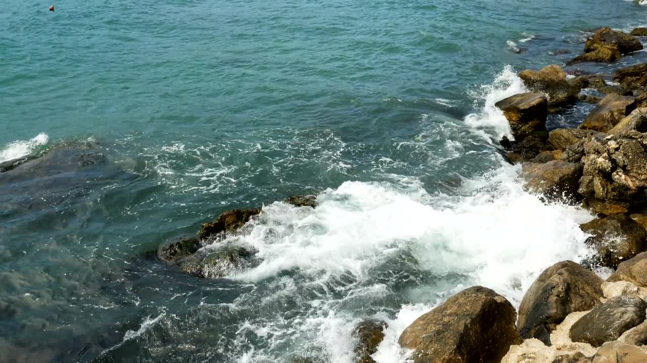 olas golpeando las rocas en la playa de montenegro