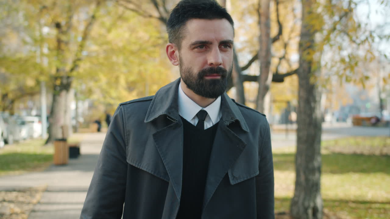 hombre caminando en el parque de otoño