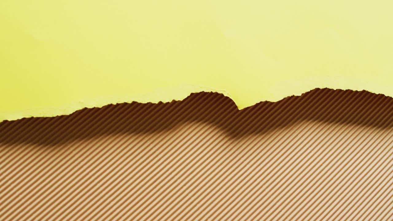 노란색과 갈색 줄무 ⁇  종이 배경의  ⁇ 어진 조각의 클로즈업 비디오