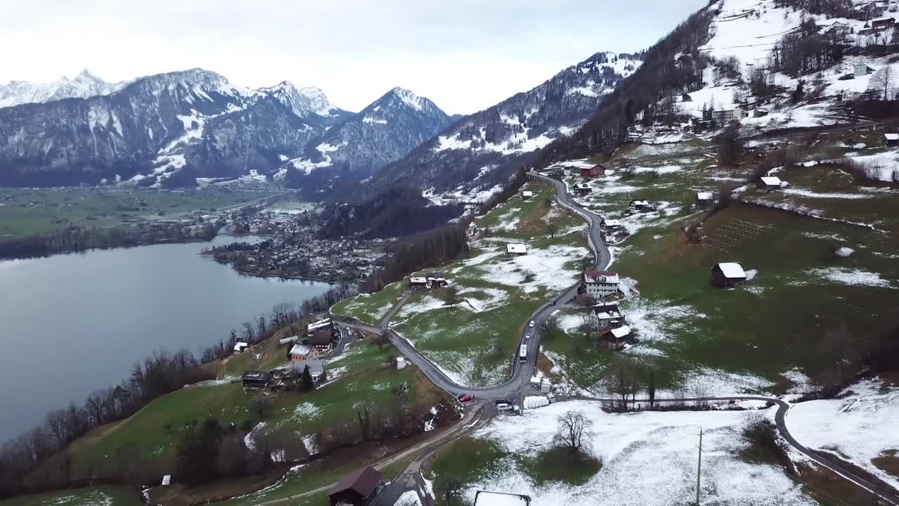 empuje aéreo en vuelo a una carretera de montaña con un autobús conduciendo en suiza