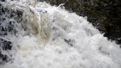 la cámara baja por una cascada