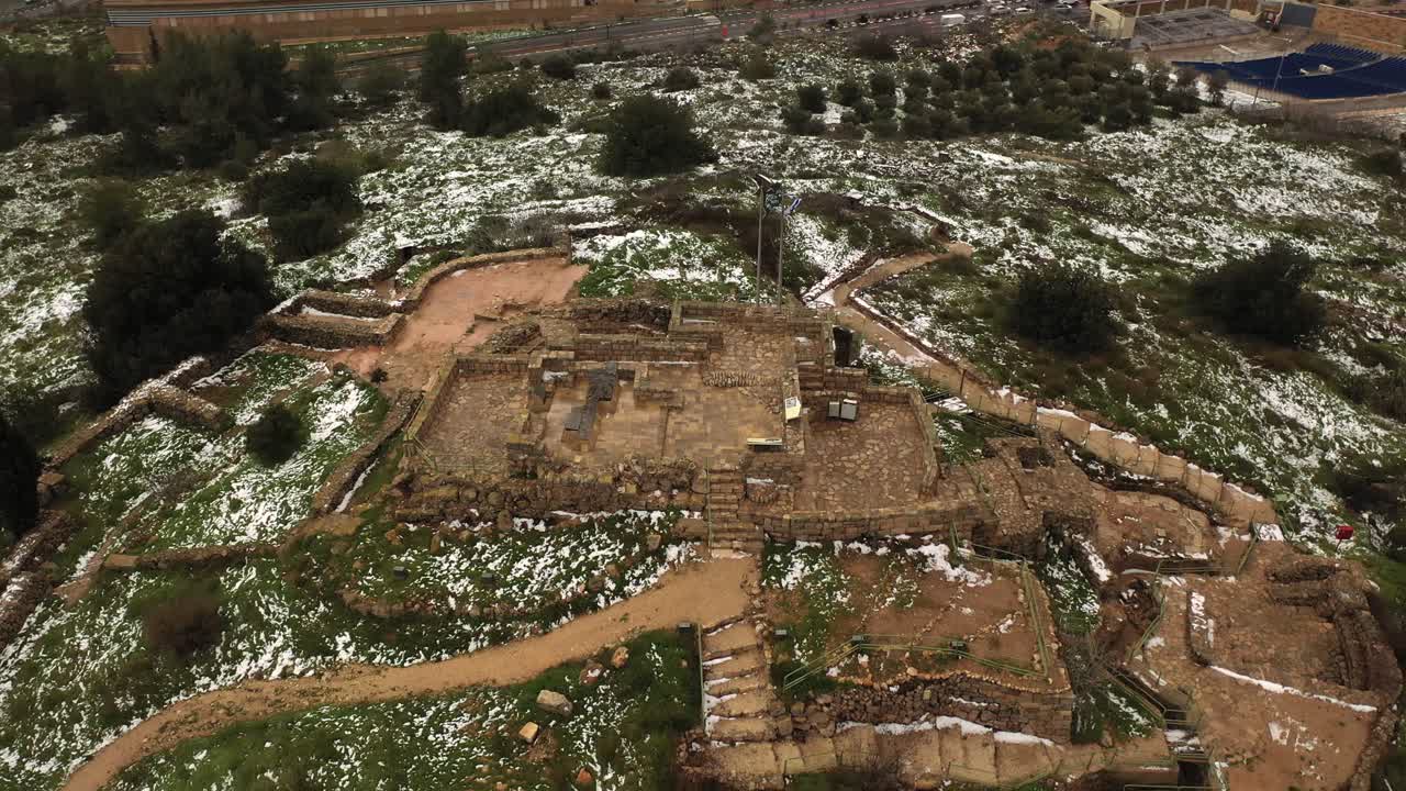 눈 으로 인 고대 폐허 의 공중 사진