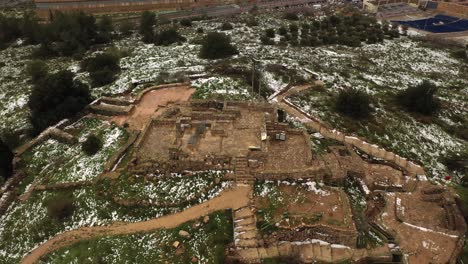 vista aérea de antiguas ruinas cubiertas de nieve