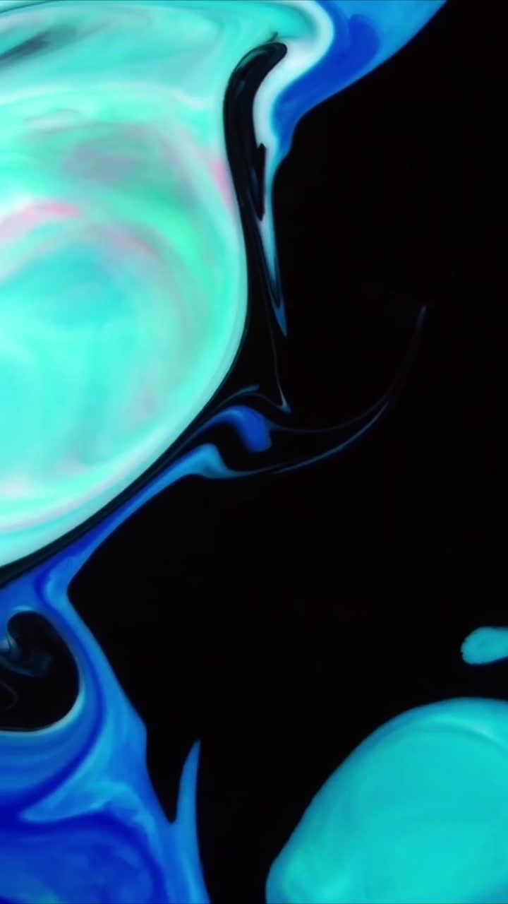 Inchiostro liquido blu e ciano astratto e vorticoso che si mescola