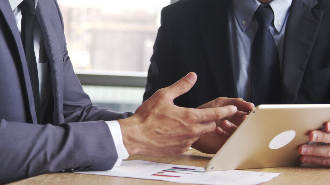 デジタルタブレットを使用した女性ビジネスマンのクローズアップ