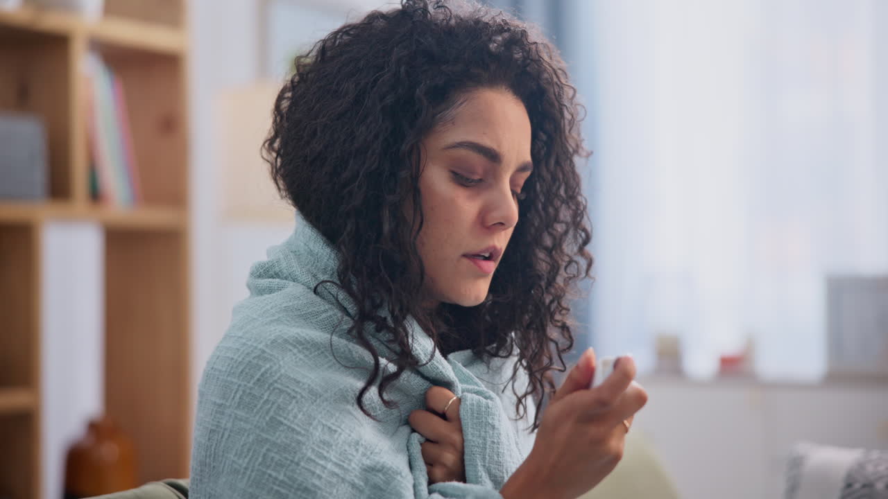 mujer que utiliza inhalador