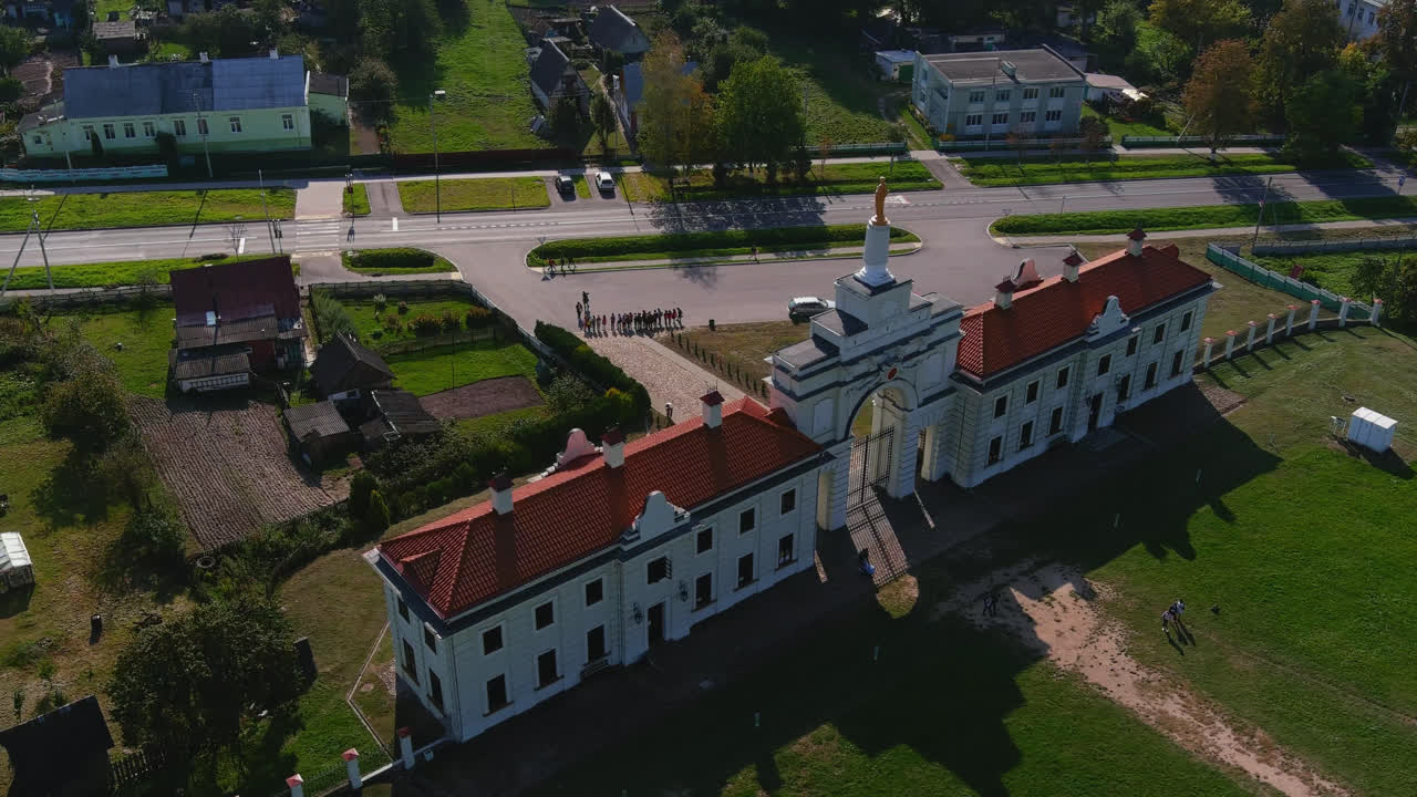 Luftfoto av restaurert Ruzhany-palassport og fløyer med røde tegltak i Hviterussland, som viser elegant historisk arkitektur og et kulturminne.
