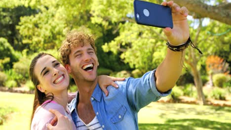 Zwei-Freunde-Machen-Ein-Selfie