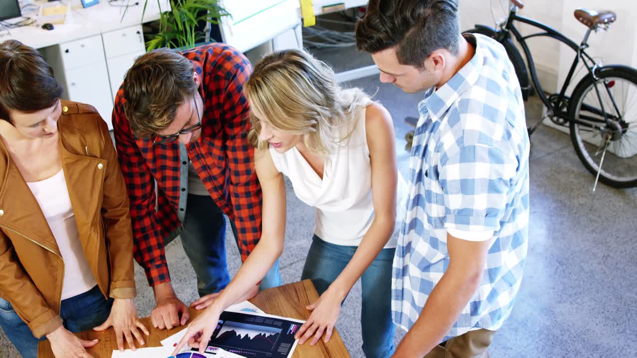 ejecutivos interactuando entre sí en reuniones