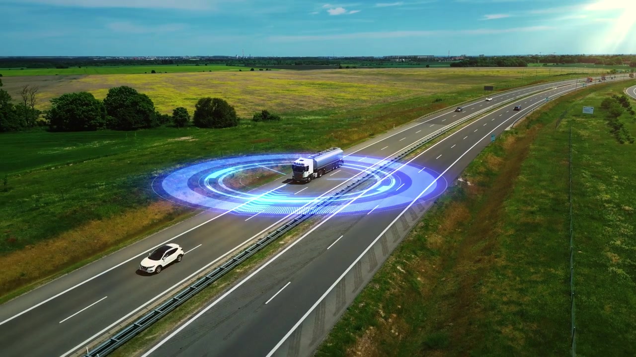 Caminhão-tanque autônomo dirigindo em rodovia com visualização de sensor digital