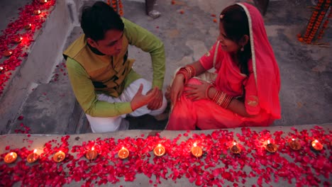 la pareja celebra un colorido diwali rangoli - rojo rosa naranja verde