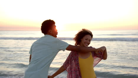 Ein-Gemischtrassiges-Paar-Genießt-Einen-Ruhigen-Sonnenuntergang-Am-Strand-Mit-Kopierraum,-Ihre-Gesichter-Dicht-Beieinander