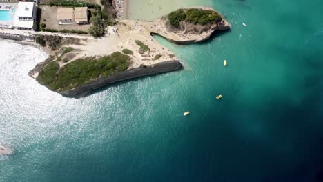 Resort-De-Lujo-En-La-Cima-De-Un-Acantilado-Rocoso-Con-Agua-De-Mar-Prístina-En-La-Isla-De-Corfú,-Destino-De-Viaje-De-Vacaciones-En-Grecia