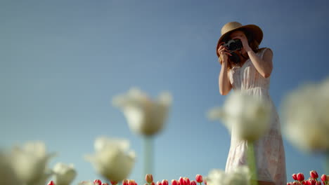 Schönes-Mädchen-Mit-Fotokamera,-Das-Im-Tulpenfeld-Lacht.-Frau,-Die-Fotos-Macht.