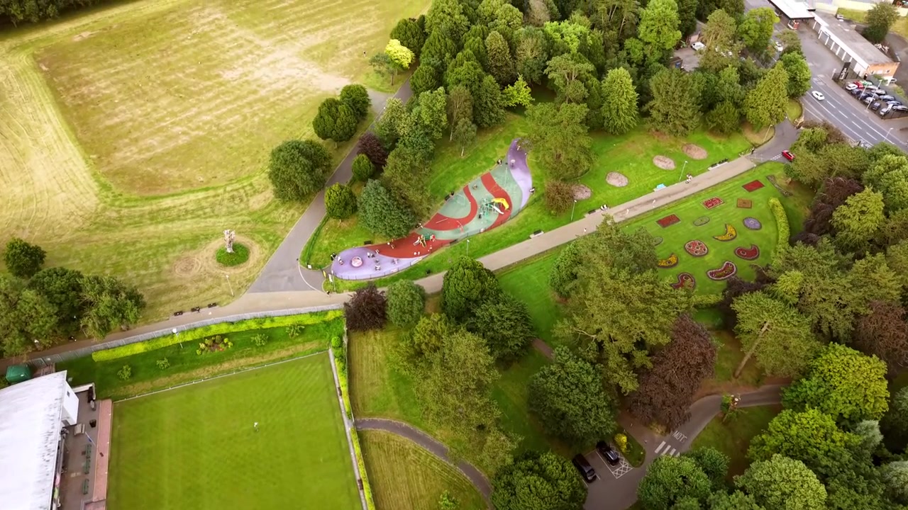 Video aéreo de revelación en 4K 60FPS del Falls Park en Belfast Oeste, Irlanda del Norte, Reino Unido, en una tarde soleada y luminosa. Producido con color de transmisión Rec709