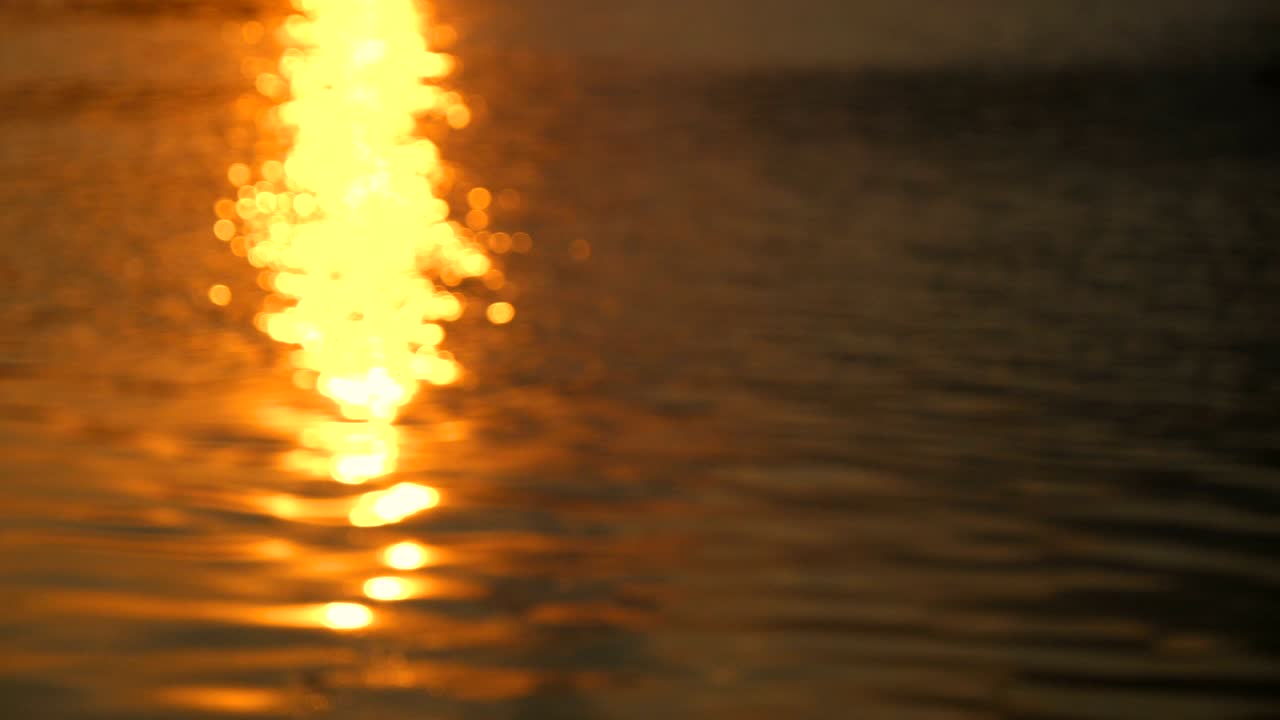 video de movimiento de 4k de la superficie del agua desenfocada
