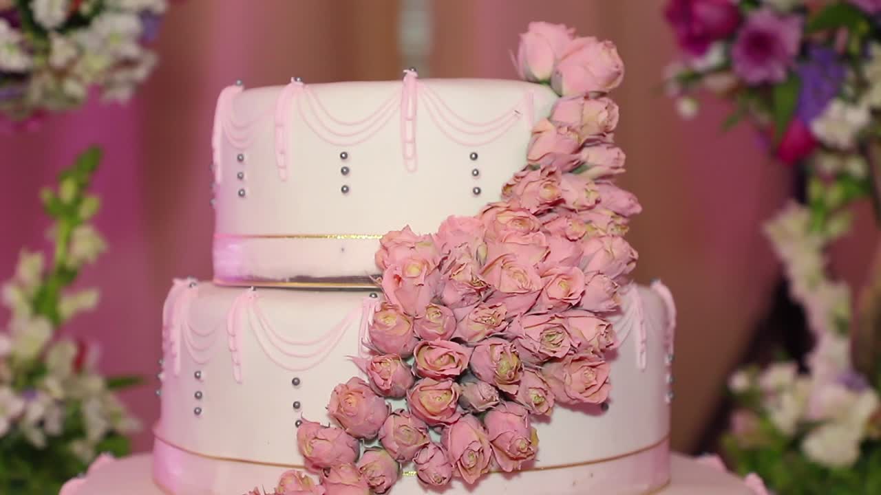 pastel de bodas y rosas
