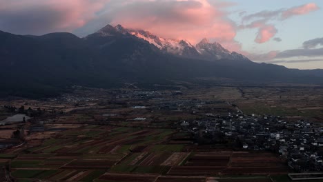 Dramático-Amanecer-Sobre-Yulong-Xue-Shan,-Jade-Dragon-Snow-Mountain-China,-Aéreo