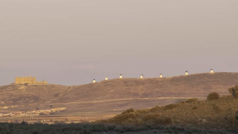 molinos de viento en la colina por la noche