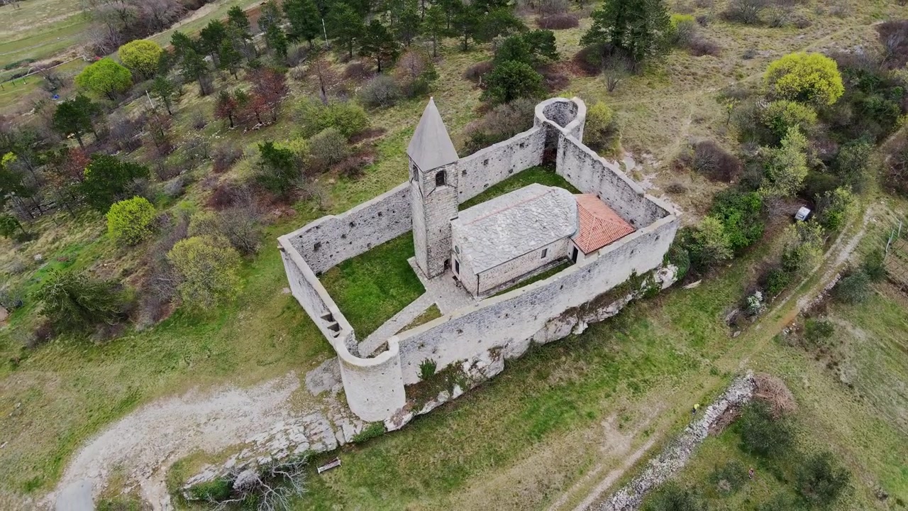 Vista aerea della Chiesa della Santissima Trinità (Cerkev Sv. Trojice), Capodistria, Slovenia.