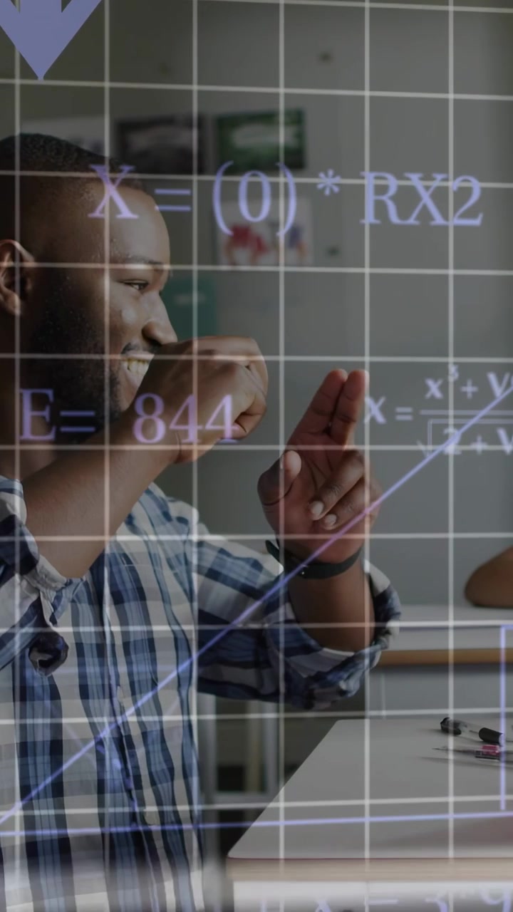 Video vertikal: Pria beralih dari acungan jempol ke menghitung jari, dengan rumus dan kisi-kisi, mengajarkan matematika.