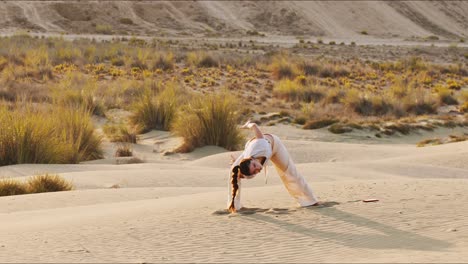 rutina de yoga matutina de una joven entrenadora de yoga morena